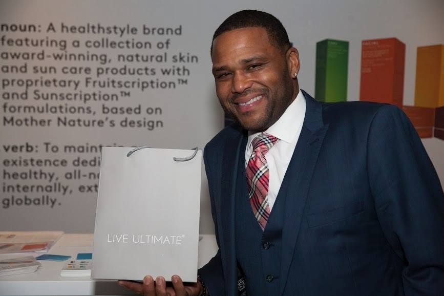 Anthony Anderson holding a Live Ultimate gift bag